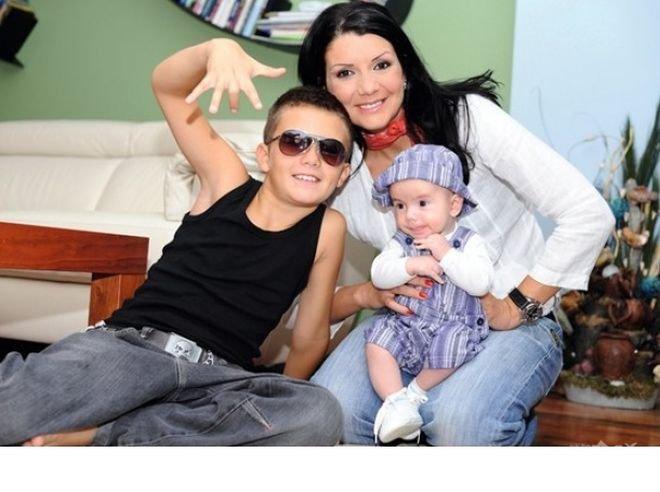 Кали се побърка - мъкне децата си по кръчми, хлапетата спят в джипа, докато майка им пее