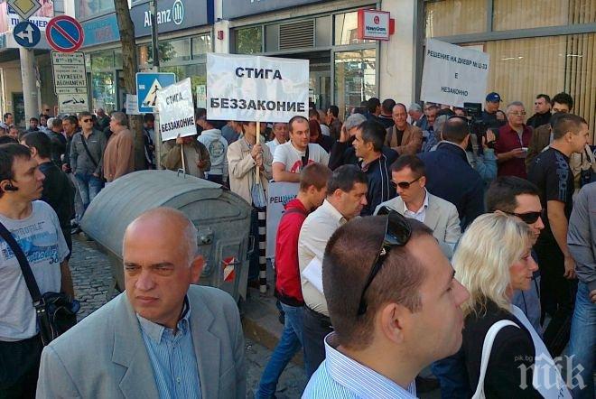 30 протестиращи блокираха бул. „Дондуков” заради тока, искат революция