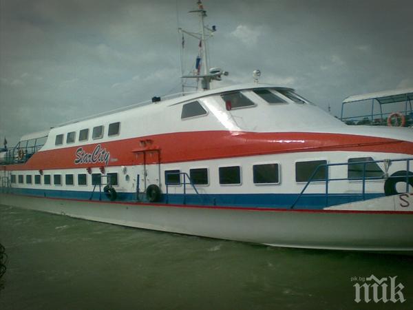 Ферибот с 340 души пламна по време на път