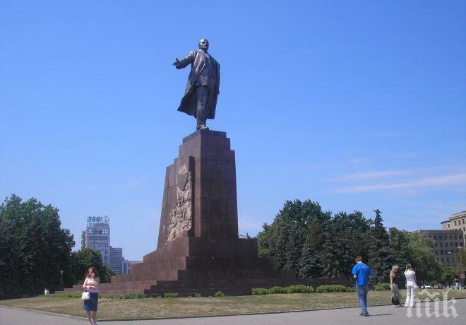 Прекратява се наказателното дело за повреждането на паметника на Ленин в Харков