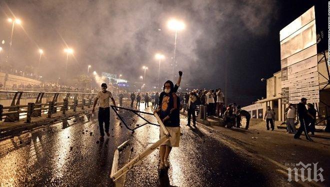 Разгониха със сълзотворен газ протестиращи в Хонконг