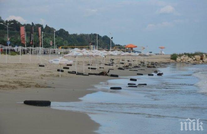 Шок! Морето изхвърли огромен брой гуми на плажа във Варна