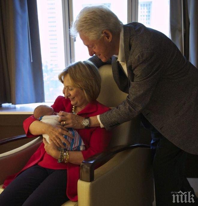 Бил и Хилари Клинтън сияят от щастие в компанията на новородената си внучка (снимки)