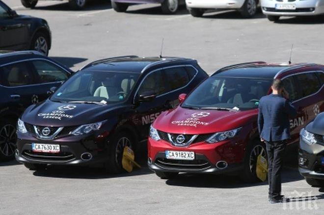 Куриоз! Сложиха скоби на колите на УЕФА пред Васил Левски (снимка)