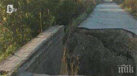 деца пътуват ден училище заради скъсан мост