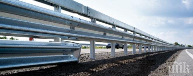 Шок! Откраднаха за ден 900 метра предпазни мантинели на пътища в Софийско