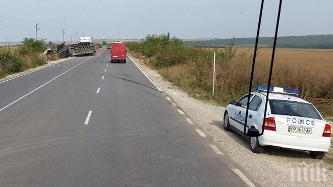 Обърнат ТИР блокира едното платно на пътя Варна - Русе (снимка)