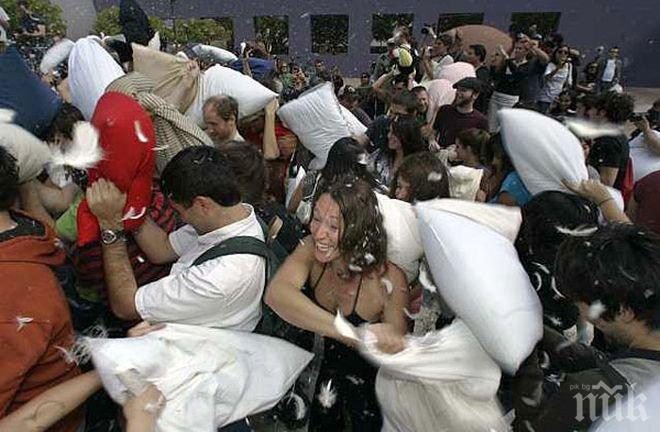 Студенти поставиха световен рекорд по бой с възглавници
