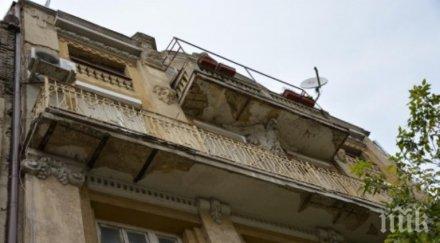 порутена сграда гарата варна застрашава живота минувачите снимки