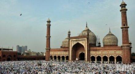 130 000 мюсюлмани отбелязаха празника курбан байрам москва