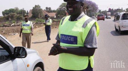 властите искат полицаите зимбабве усмихнати гонят туристите