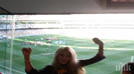 гореща фенка прави стриптийз стадион мелбърн преспива ареста снимки