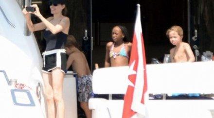 брат анджелина разгневиха жителите малтийски остров