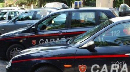 италианските полицаи минават електрошокови пистолети