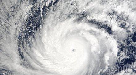 тайфун запрати трима летци морето