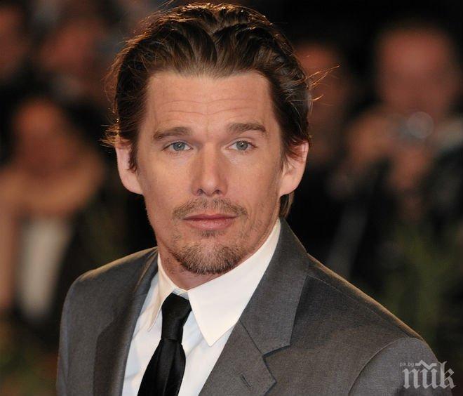 Опровергаха слуховете, че Итън Хоук се развежда