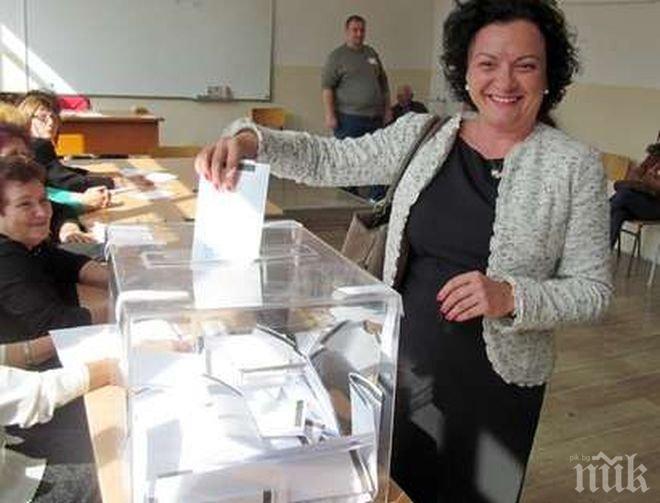 Водачът на ГЕРБ в Бургас Ивелина Василева избра стабилна България, дъщеря й Василена гласува за първи път