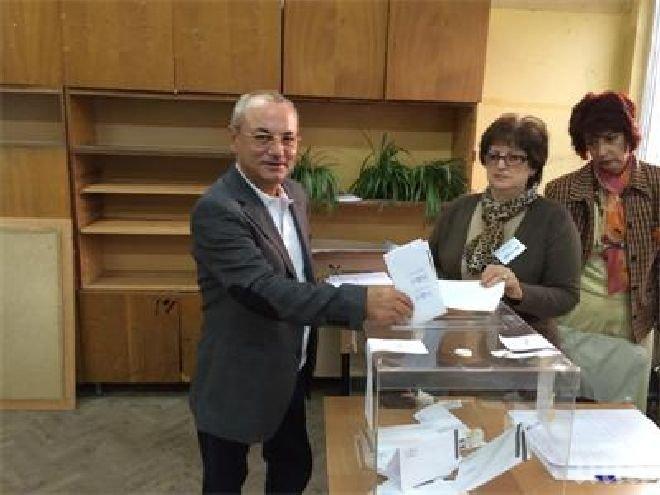 Ахмед Доган гласува рано сутринта в София, не направи изявление
