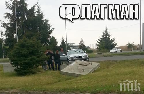 Момче заби БМВ-то си в циментова шахта в Бургас (снимки)
