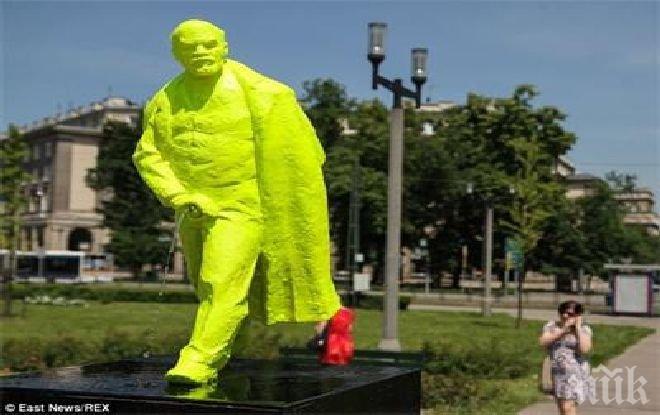 Облякоха паметник на Ленин в украинска носия