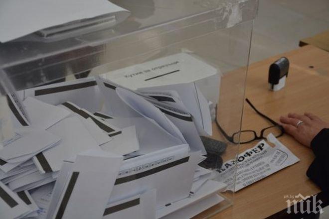 Грубо нарушение на тайната на вота - във Варна се вижда кой как е гласувал (снимки)