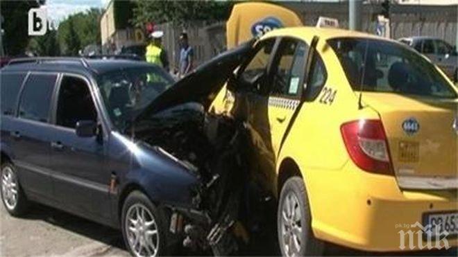 Такси и лек автомобил се сблъскаха в Пловдив, няма пострадали