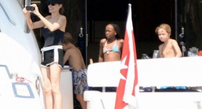 Брат и Анджелина разгневиха жителите на малтийски остров