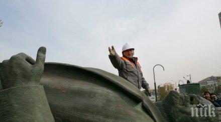 бутнаха два паметника ленин