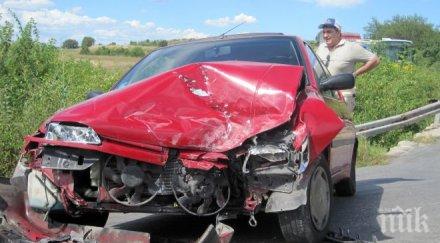 челен сблъсък два автомобила благоевград прати жена болница