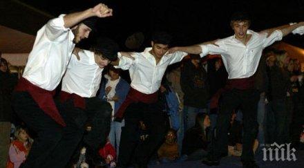 стандарт енд пуърс гърция фалира месеца