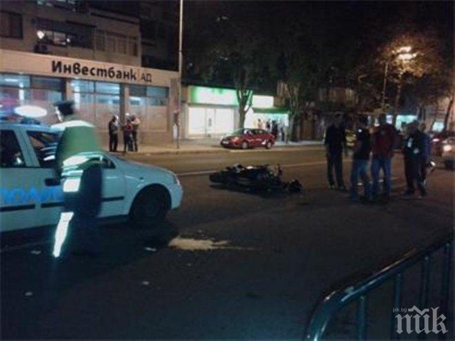 Мотористът, блъснал момиче в Бургас, карал на задна гума (снимки)