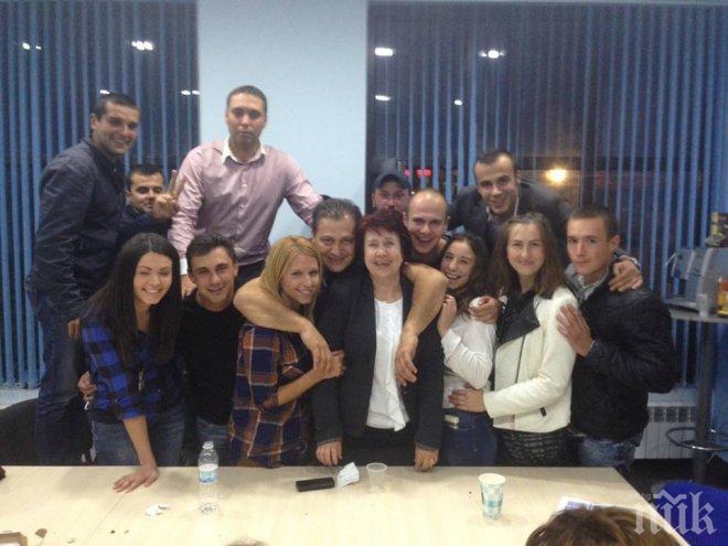 ГЕРБ Перник развяха знамена на победата по пернишките улици (снимки)