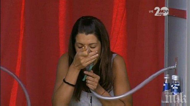 Кали скочи на Линдарева: Тя не се къпе! Неприятна ми е!