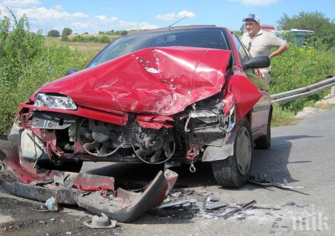 Челен сблъсък между два автомобила в Благоевград прати жена в болница