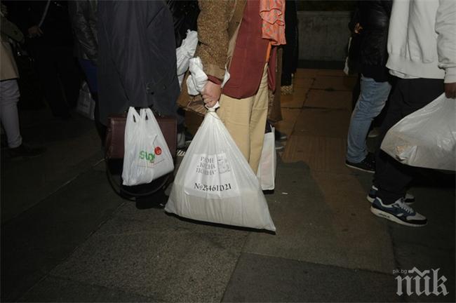 Пак мъка с чувалите! 2 души са припаднали на опашка за предаване на бюлетини (обновена)