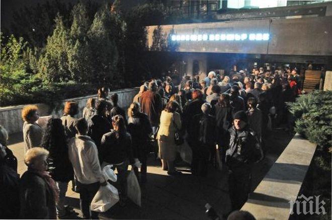 Изборджиите с чувалите изкараха цяла нощ под звездите пред НДК