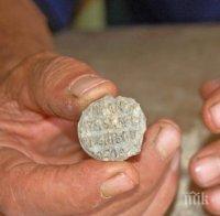 Откриха рядък медальон при разкопки край Харманли (снимка)