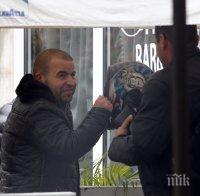 Само в ПИК! Роро мръзне на скутер – обикаля София като пощальона Пейо (папарашки снимки)
