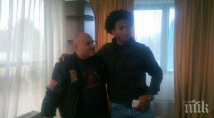 румънски запалянко извини футболист хвърлен банан