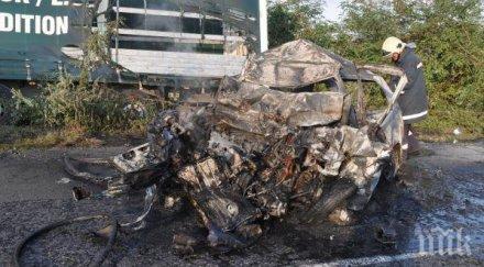 ексклузивно пик жена овъглена челен удар тир колата пламнала факла снимка