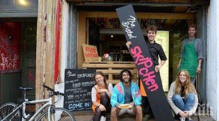 ресторантьори въртят гозби храна боклука