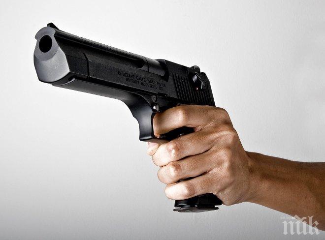 Мъж заплаши с пистолет любимата си, свари я с 30 години по-млад неин колега