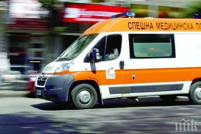 Извънредно! Линейка с тежко болни катастрофира в Бургас, двама са в критично състояние