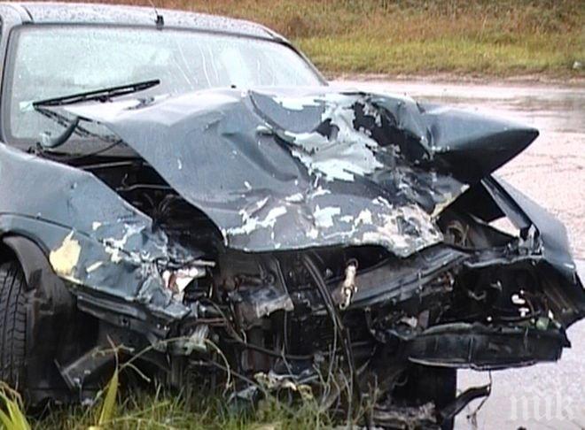 Зверска катастрофа на мокра настилка! Мъж загина след сблъсък с камион