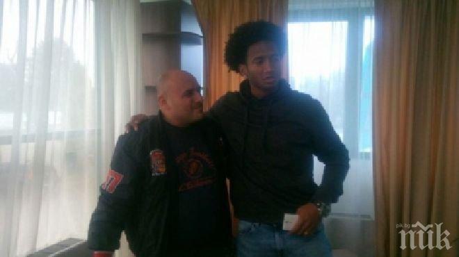 Румънски запалянко се извини на футболист за хвърлен по него банан

