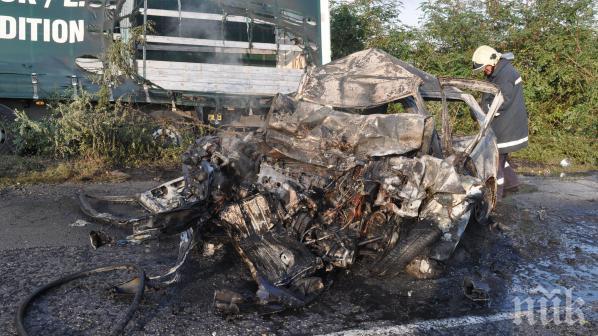 Ексклузивно в ПИК! Жена овъглена след челен удар с тир, колата й пламнала като факла (снимка)