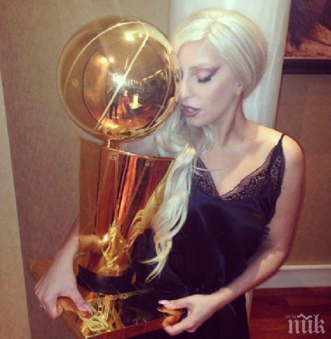 Шоу в Берлин! Лейди Гага се снима с баскетболна купа

