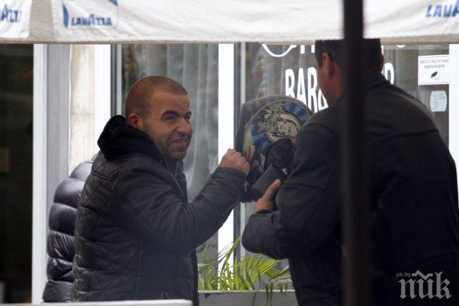 Само в ПИК! Роро мръзне на скутер – обикаля София като пощальона Пейо (папарашки снимки)
