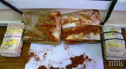 митничари хванаха пачки пари скрити пипер