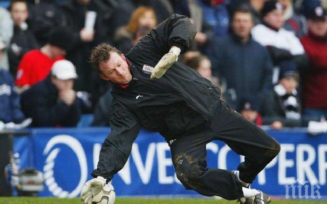 Втора младост! 55-годишен се завърна в професионалния футбол, за да замести сина си